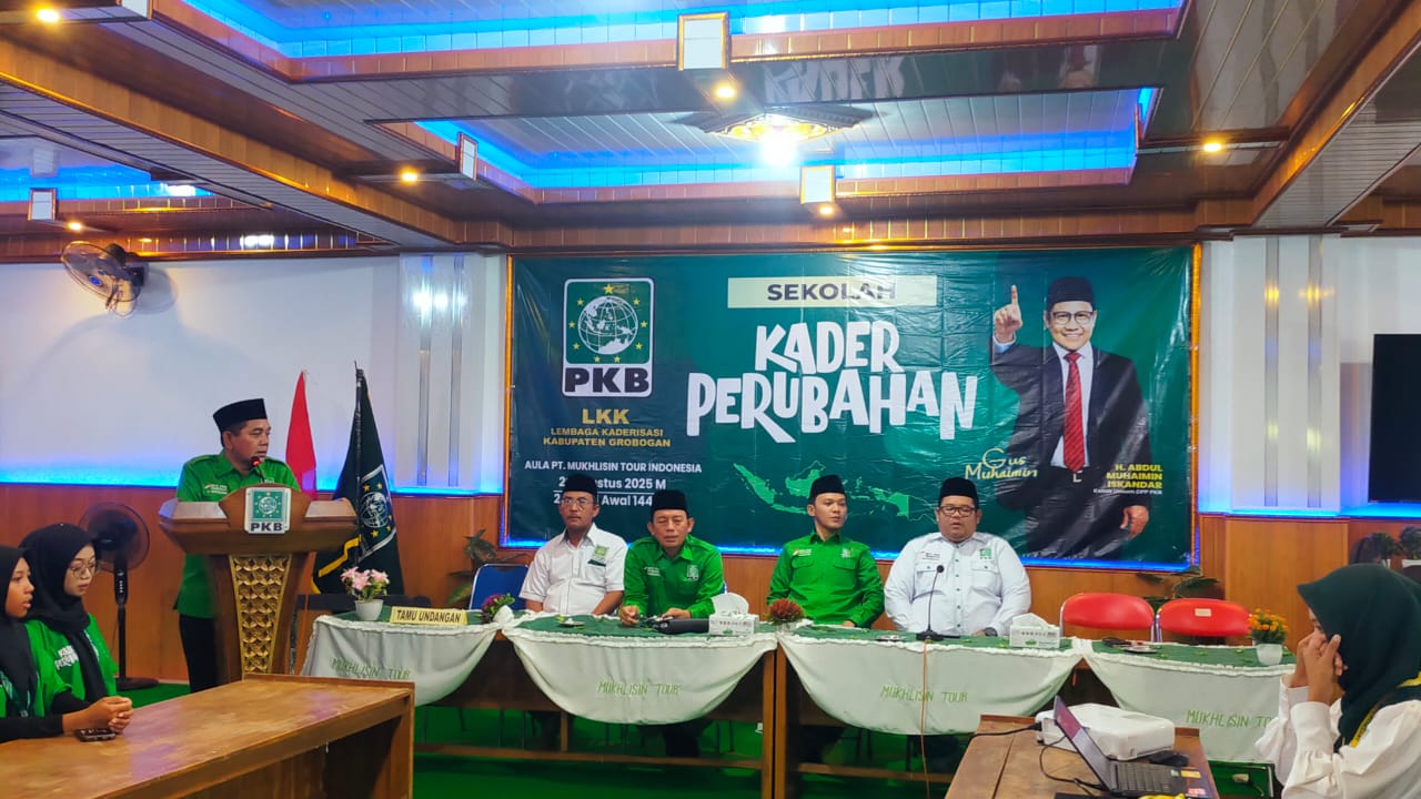 GANDENG ANAK MUDA &ndash; Ketua DPC PKB Grobogan Mukhlisin memberikan sambutan di acara Sekolah Kader Perubahan di aula manasik PT Mukhlisin Tour Desa Taruman, Klambu