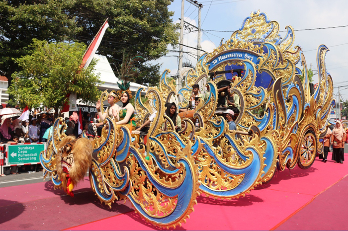 MEMUKAU: Salah satu peserta karnaval memeringati HUT ke-80 Kemerdekaan Republik Indonesia yang digelar di Kabupaten Bupati.