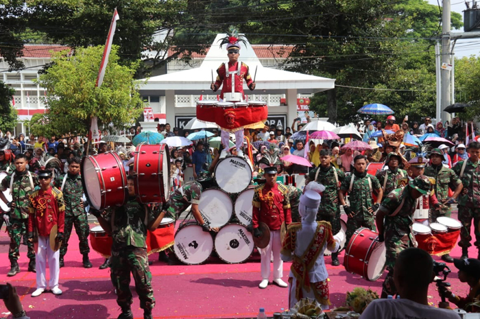 Tim drumband atraksi di depan kantor Setda Blora.