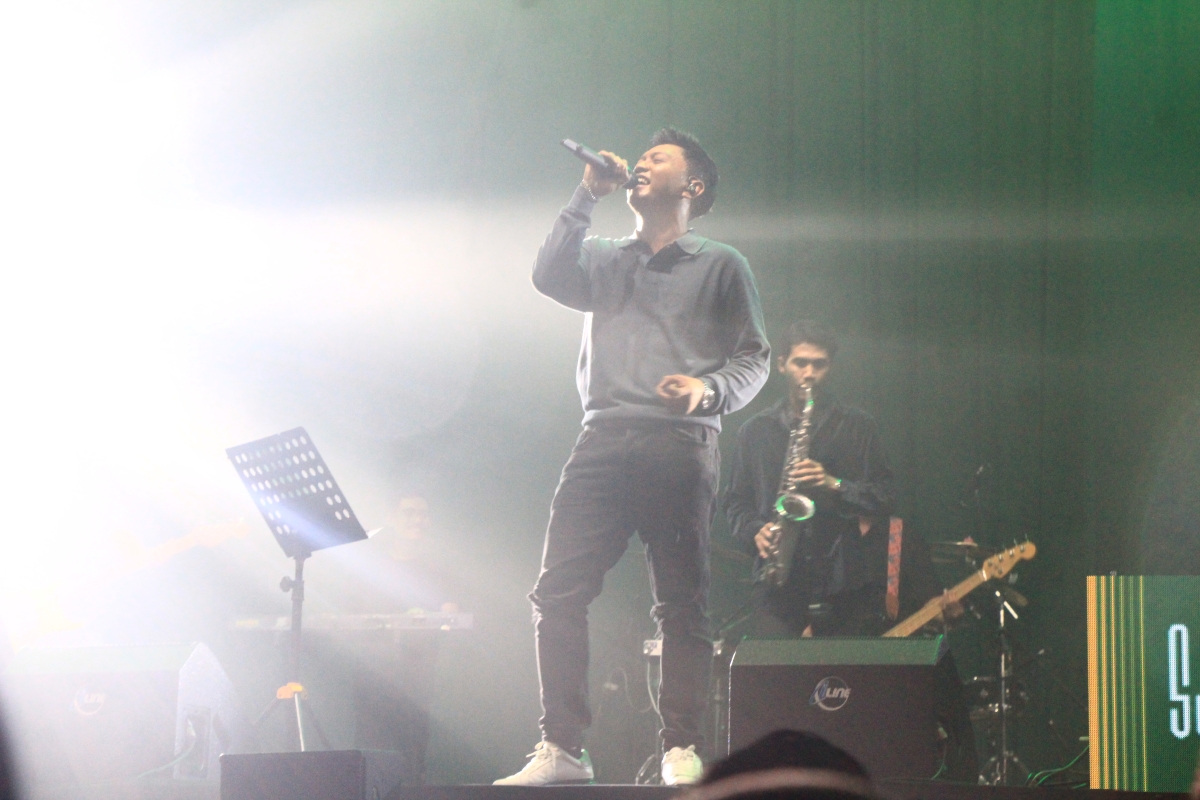 TAMPIL MAKSIMAL: Denny Caknan tampil maksimal  saat menggelar konser di alun-alun Rembang, Selasa malam (26/8)