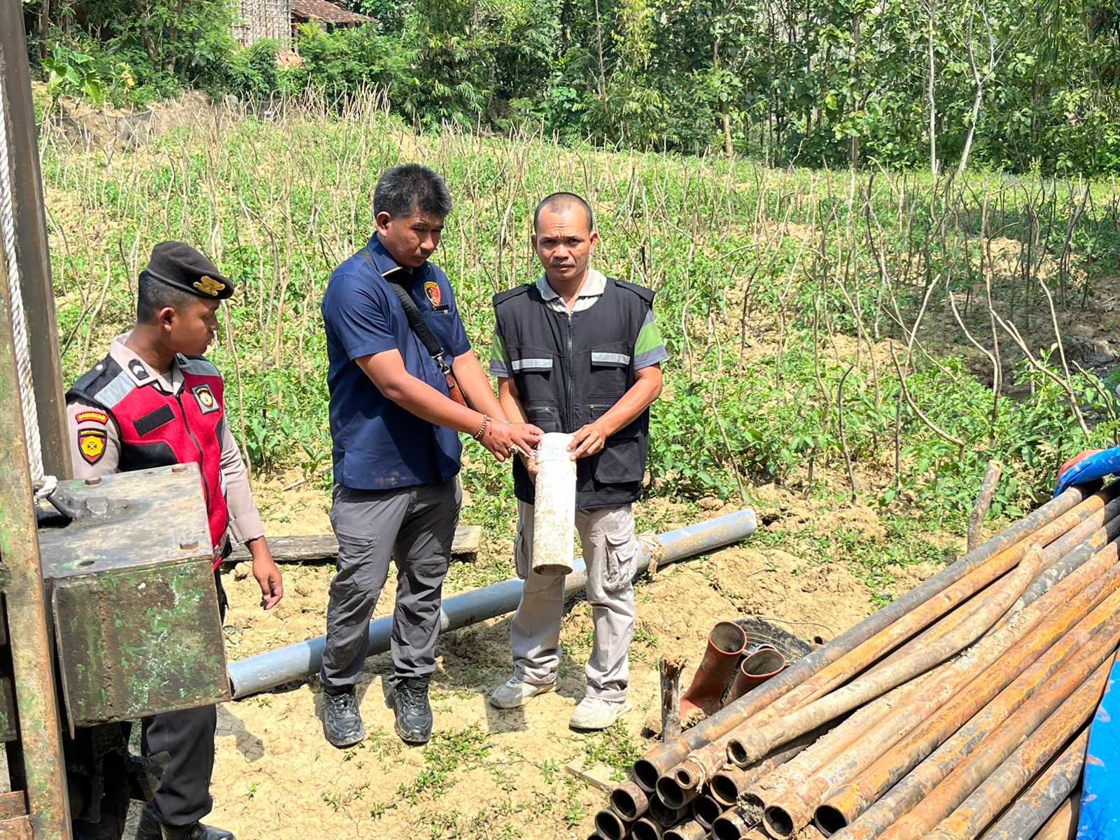 TEGAS: Jajaran personil Polsek Bogorejo, Polres Blora dan perangkat desa di Gandu saat melakukan penertiban pralon-pralon.