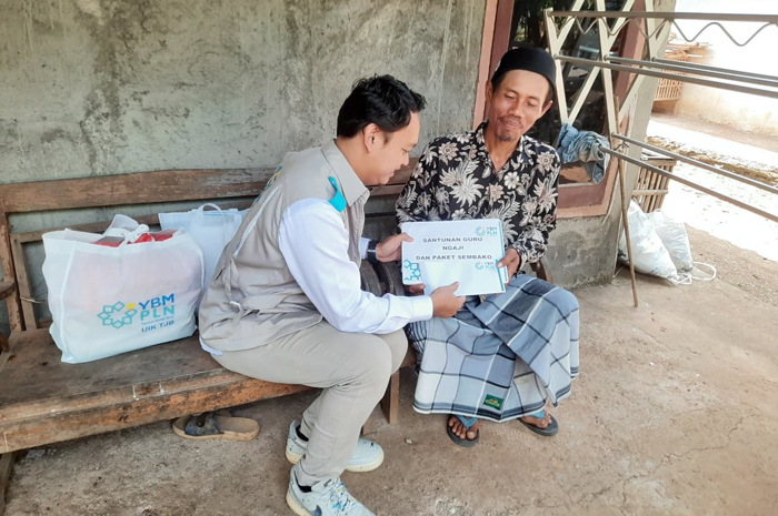 PEDULI: PLN UIK Tanjung Jati B melalui Yayasan Baitul Maal (YBM)menyalurkan bantuan&nbsp;santunan dan paket sembako kepada seorang guru ngaji di Kedungcino, Jepara.