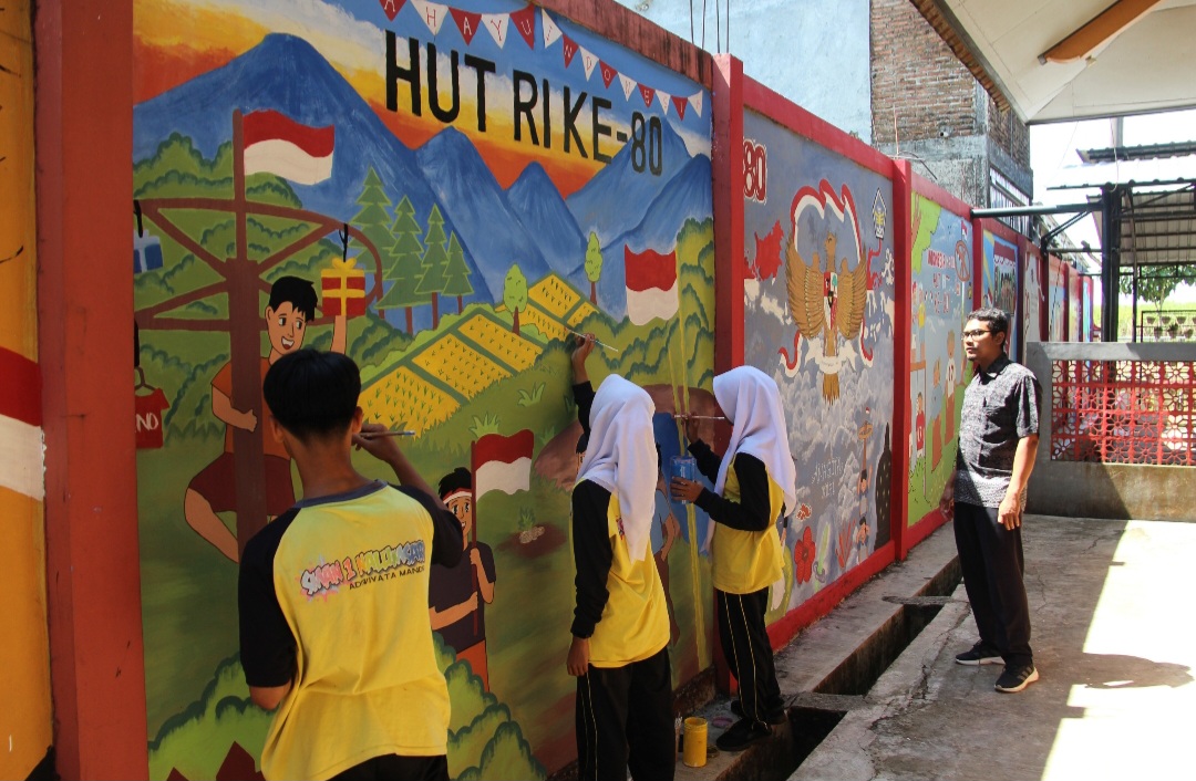 ANTUSIAS: Para siswa dari setiap kelas tengah berlomba membuat mural di momen peringatan HUT RI ke-80.