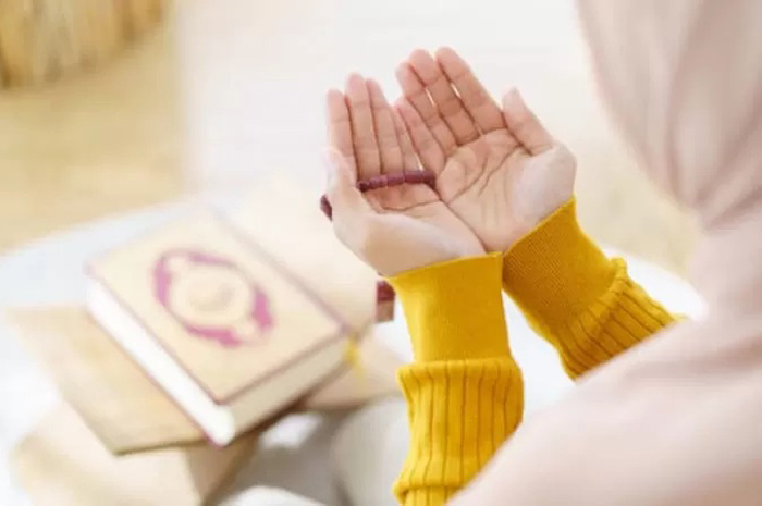 lustrasi seseorang lagi memanjatkan doa.