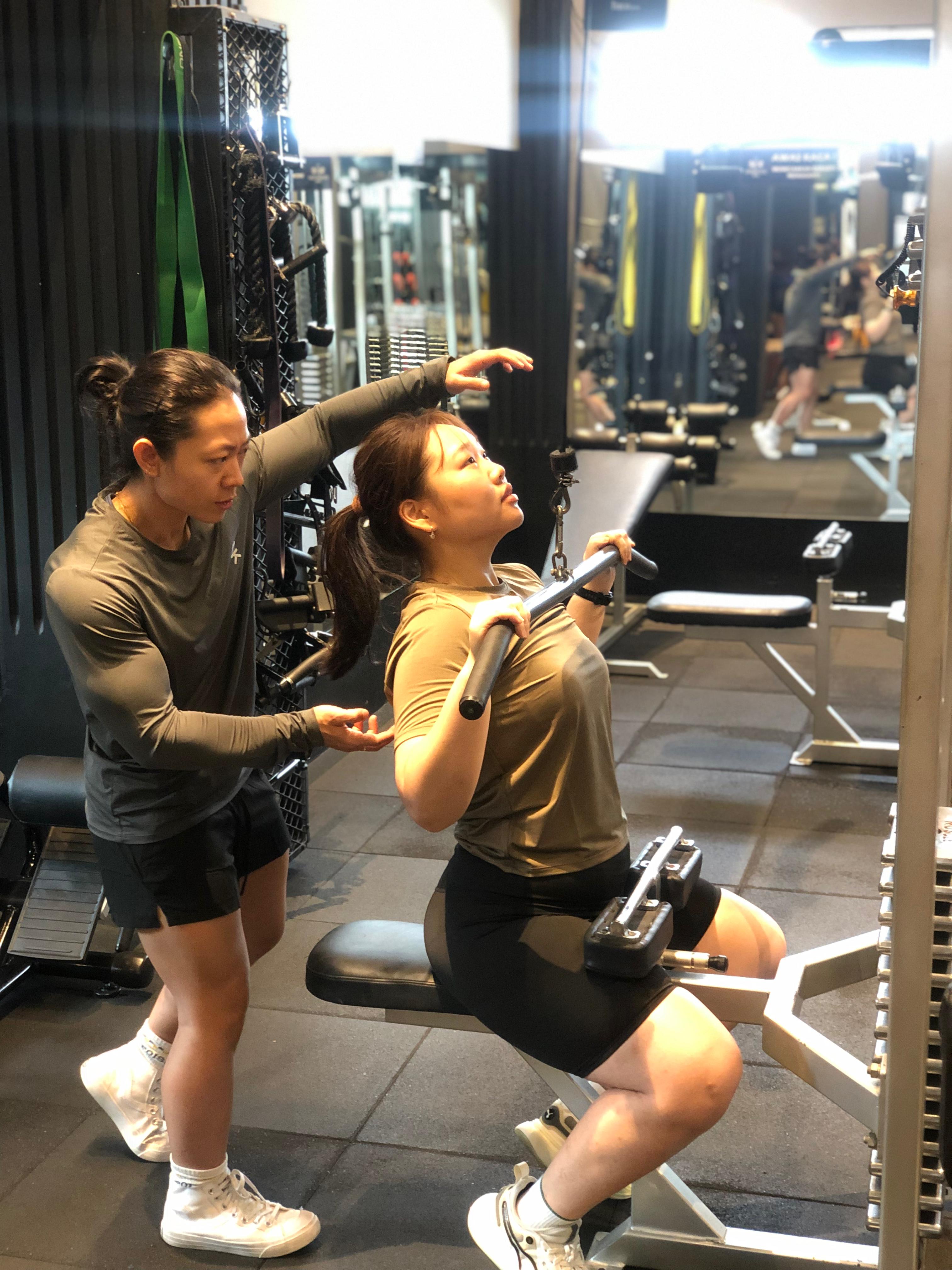 RUTIN: Stephanie tengah mendampingi nge-gym di Champion Gym Jepara