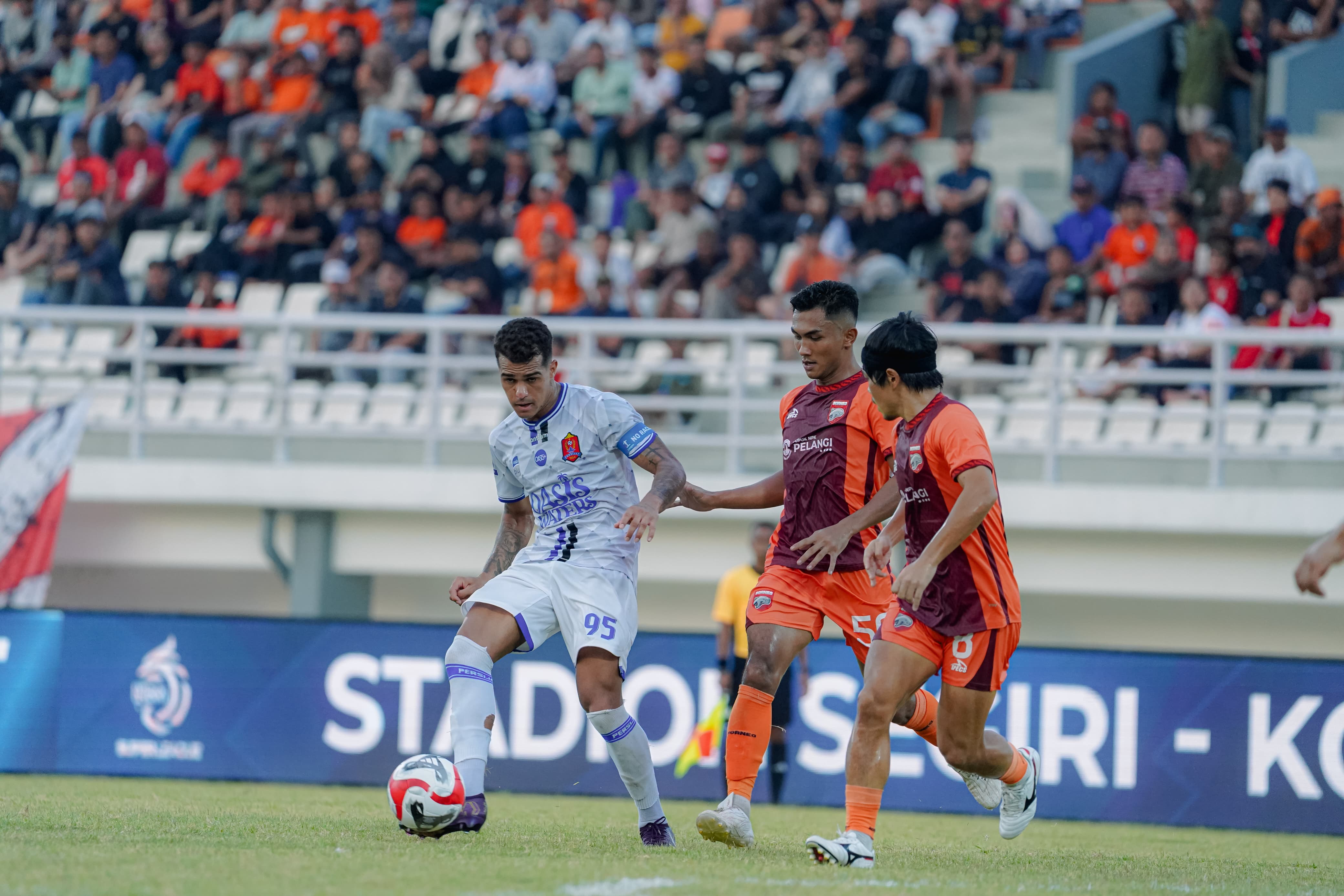 KETAT: Carlos Henrique França Freires dihalau oleh para pemain Borneo FC saat laga di pekan ketiga pada Minggu (24/8) lalu.
