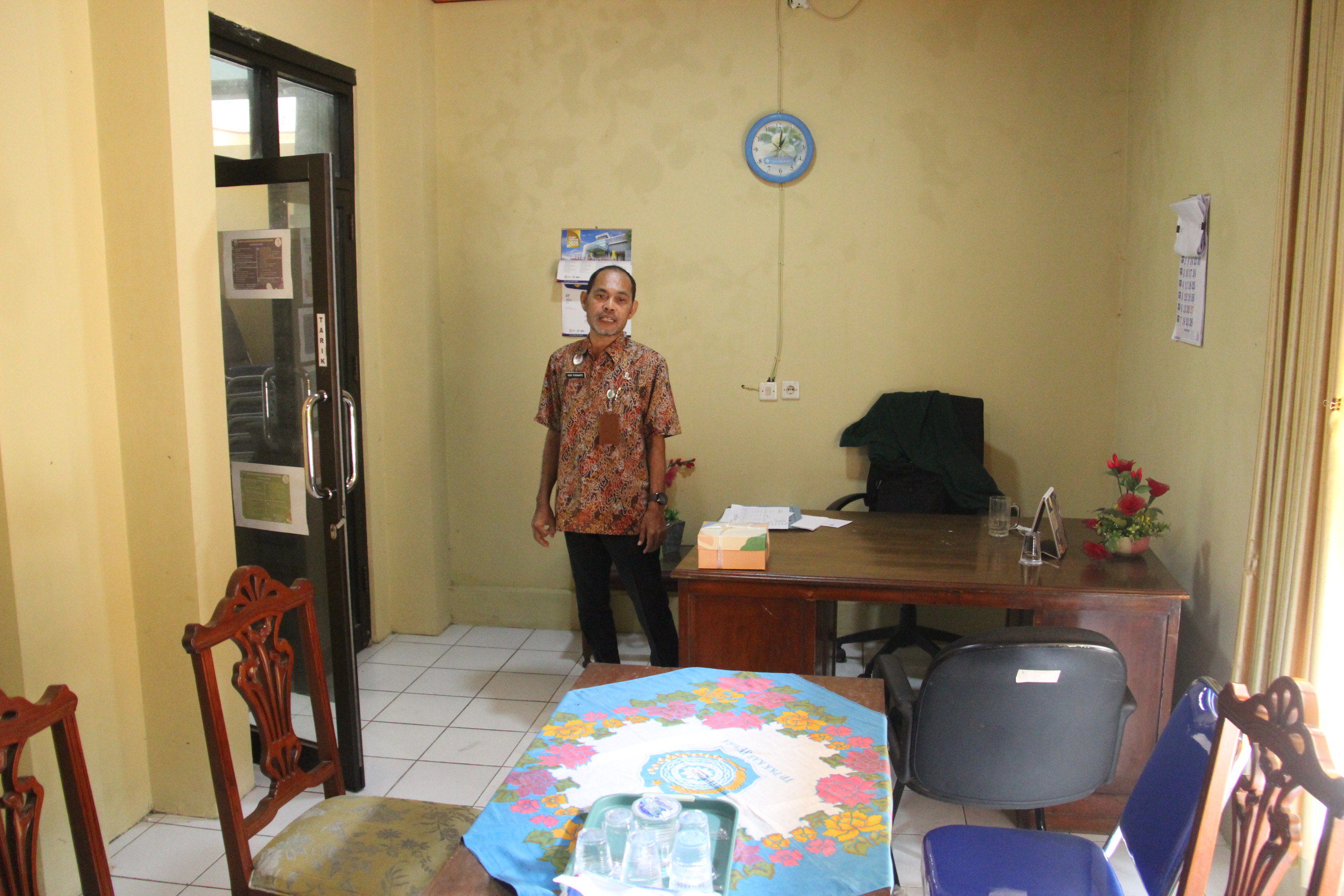 ALIH FUNGSI: Seklur Panggang Heri tunjukkan ruang yang direncanakan menjadi ruang koperasi. Ruangan Koperasi Merah Putih Kelurahan Panggang Kecamatan Jepara sementara dari alih fungsi ruang Lurah