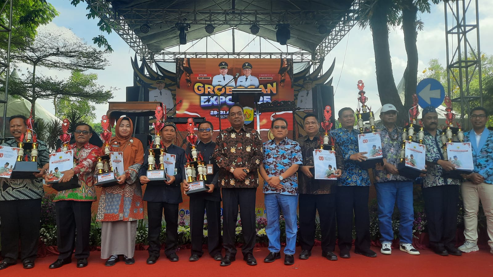 DISERAHKAN: Bupati Grobogan Setyo Hadi saat menyerahkan piala dan penghargaan ke juara karnaval Grobogan 2025.