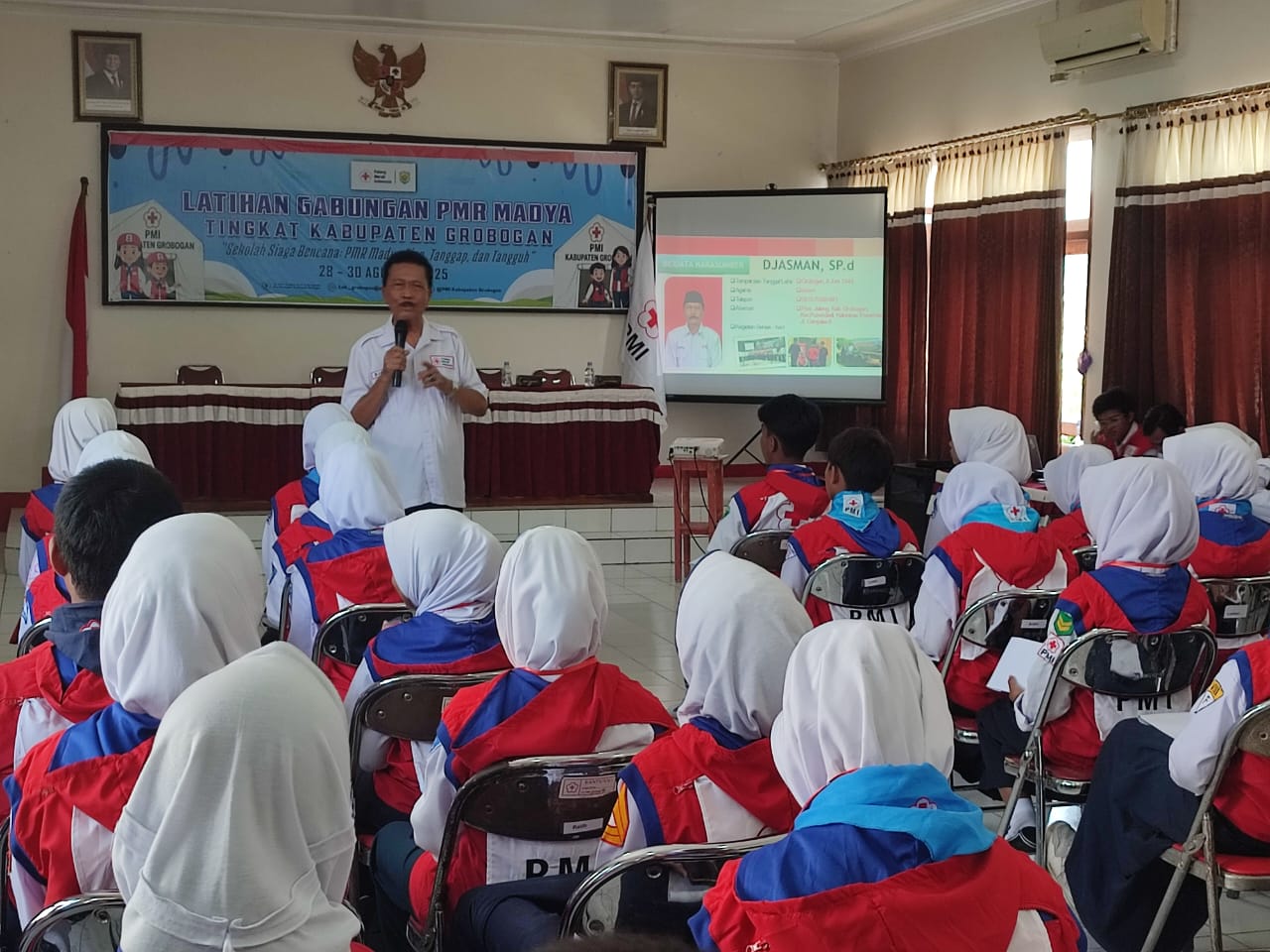 LATGAB: PMR Madya saat mendapatkan materi kepalangmerahaan di Aula PMI Grobogan.