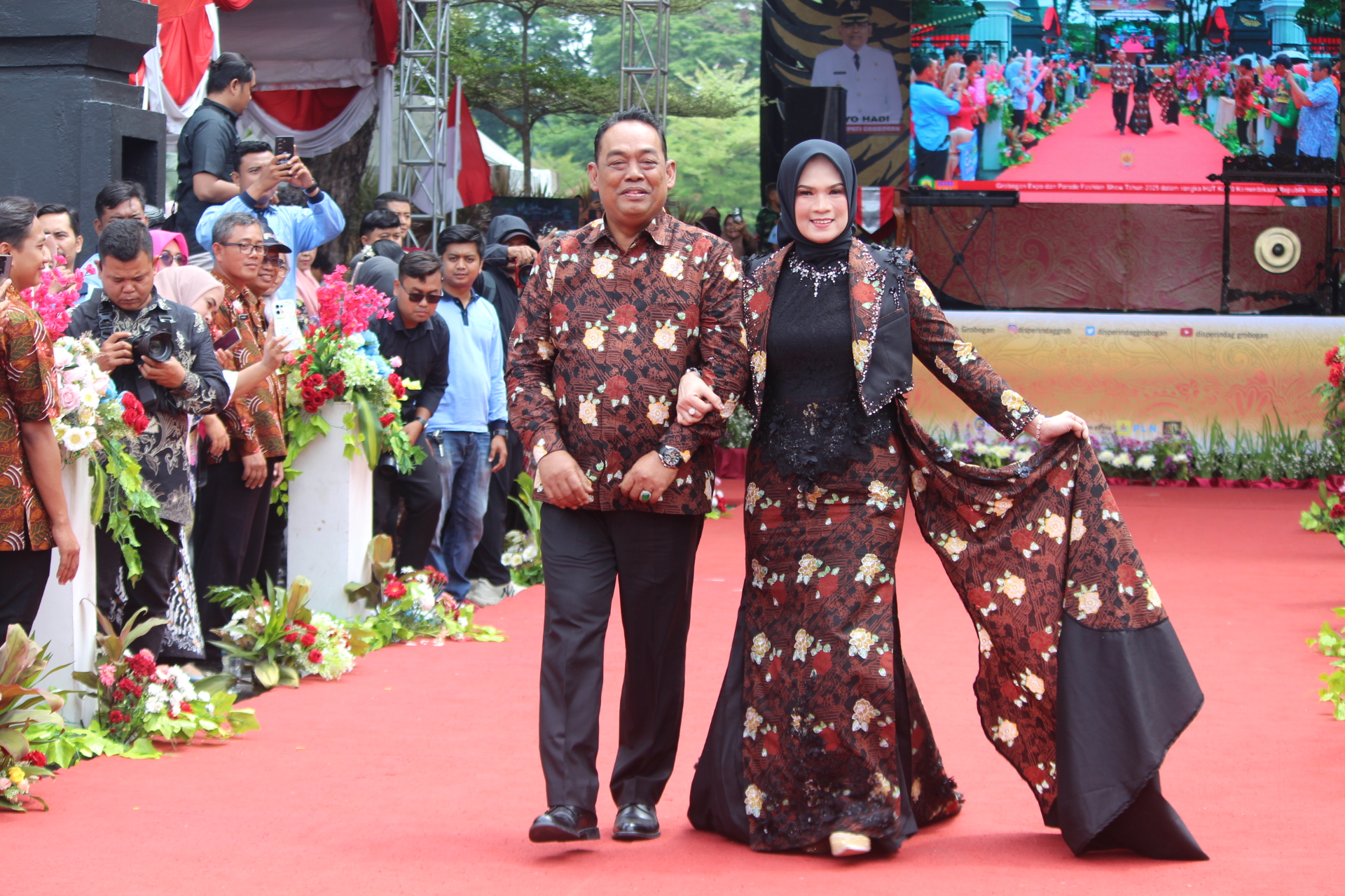 TAMPIL MEMUKAU &ndash; Bupati Grobogan Setyo Hadi bersama istri Suyatun menjadi model batik Grobogan Expo 2025 di halaman Pendopo Grobogan, Kamis (28/8)