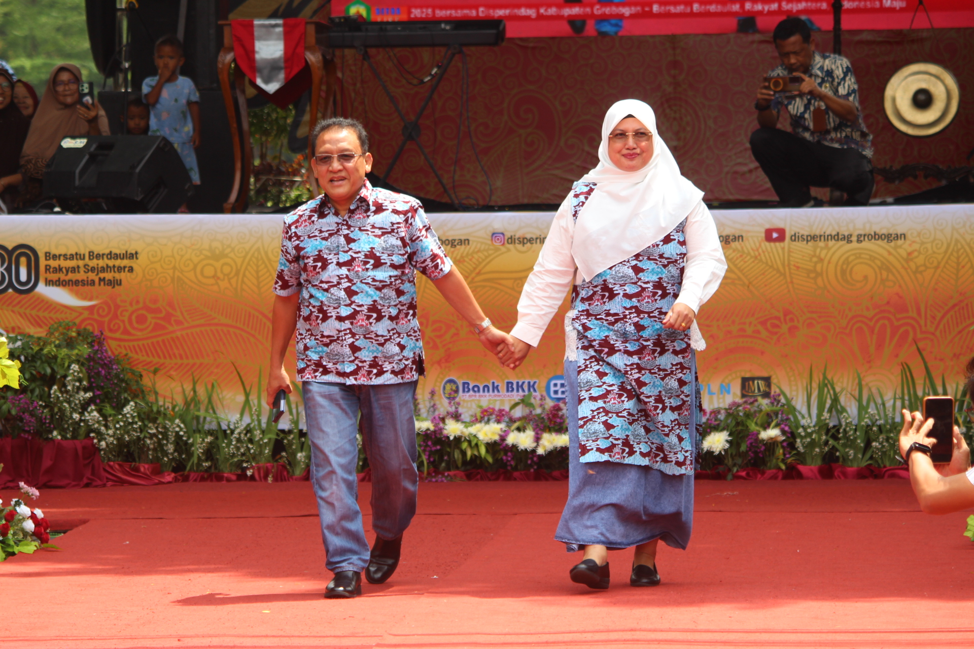 SERASI - Wakil Bupati Grobogan Sugeng Prasetyo bersama istri memakai batik istri mamakai batik motif Bledug Kuwu, di acara fashion Show Batik Grobogan