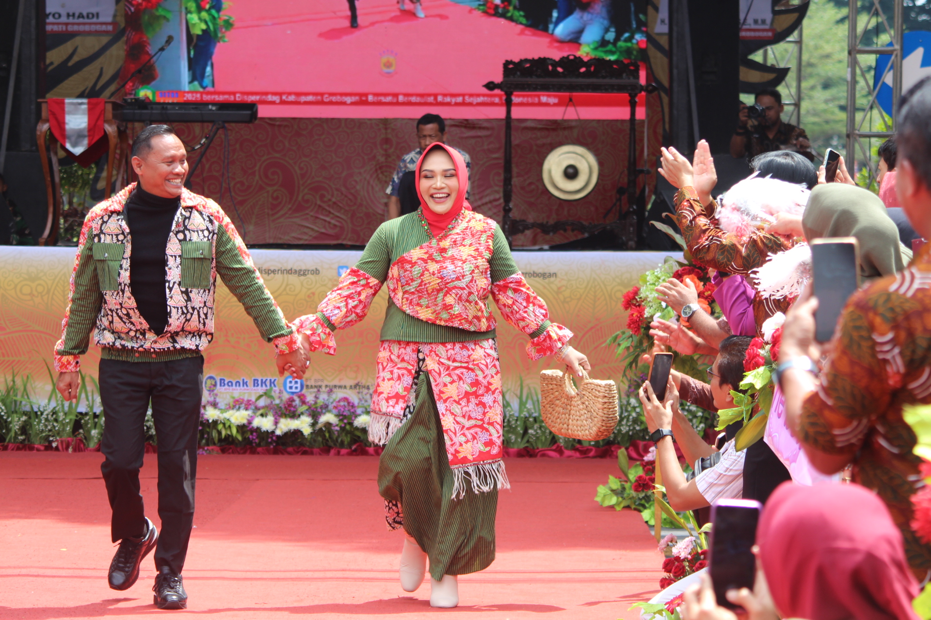 ATRAKTIF - Ketua DPRD Grobogan Lusia Indah Artani bersama suami Pradana Setiawan memakai batik batik Sekar Melati kombinasi dengan boyong Grobog.