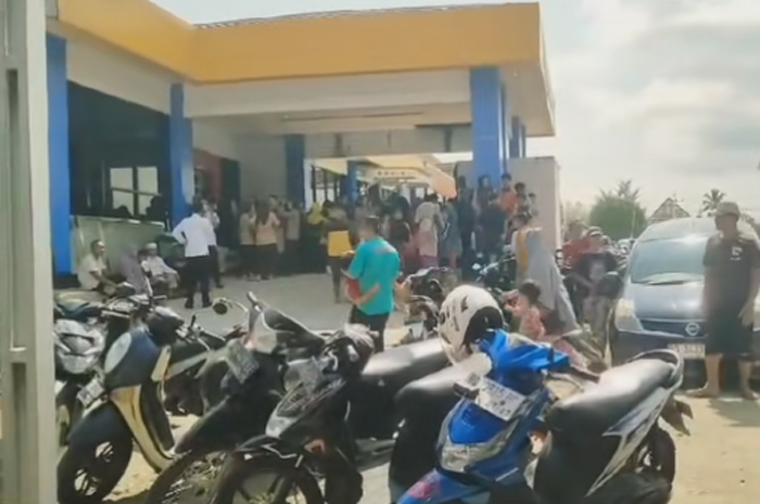 Ratusan pelajar mendapat perawatan di&nbsp;RSUD Kabupaten Lebong diduga mengalami keracunan usai menyantap sajian MBG.