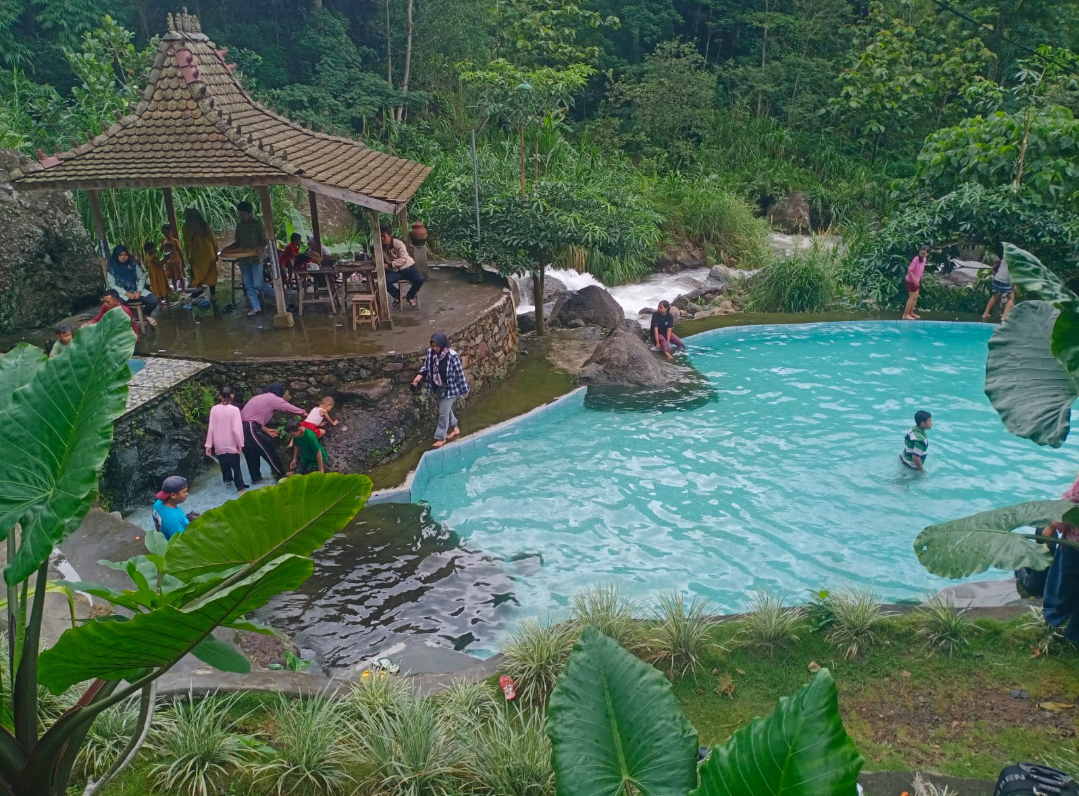 BERSANTAI: Sejumlah wisatawan menikmati pemandangan Gunung Muria dan sejuknya kolam renang di Wisata Lenk Dopang, belum lama ini. (ANDIKA TRISNA SAPUTRA/RADAR KUDUS)