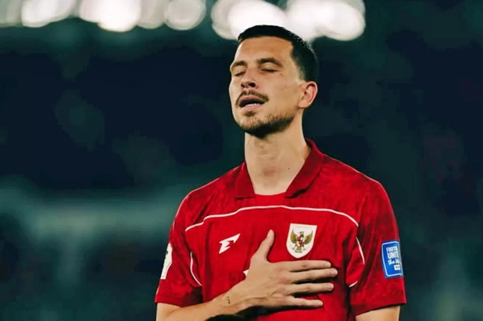 Thom Haye berseragam Timnas Indonesia. 