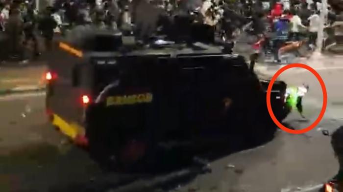 TRAGIS: Driver ojol Affan terlindas mobil Brimob di tengah sedang menghalau para pendemo, kamis, (28/08) malam.
