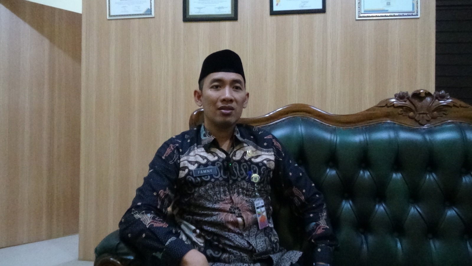 FOTO: Kepala Dinas PMD Kudus, Famny Dwi Arfana saat memberikan keterangan di ruang kerjanya, belum lama ini. (ANDIKA TRISNA SAPUTRA/RADAR KUDUS)