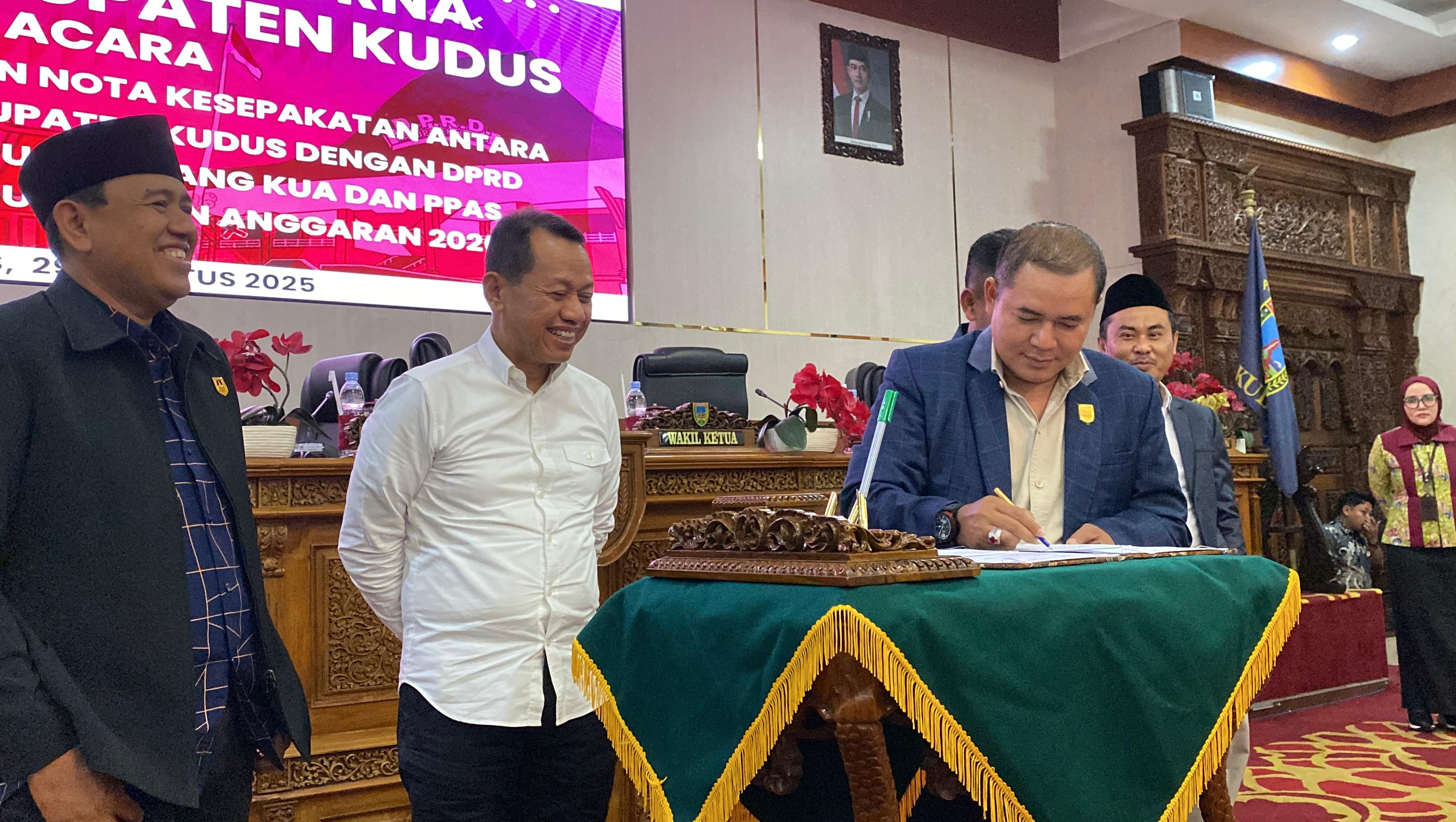 SAH: Bupati Kudus bersama Ketua DPRD Kudus dan Wakilnya menandatangani nota kesepakatan KUA-PPAS 2026, siang ini. (ANDIKA TRISNA SAPUTRA/RADAR KUDUS)