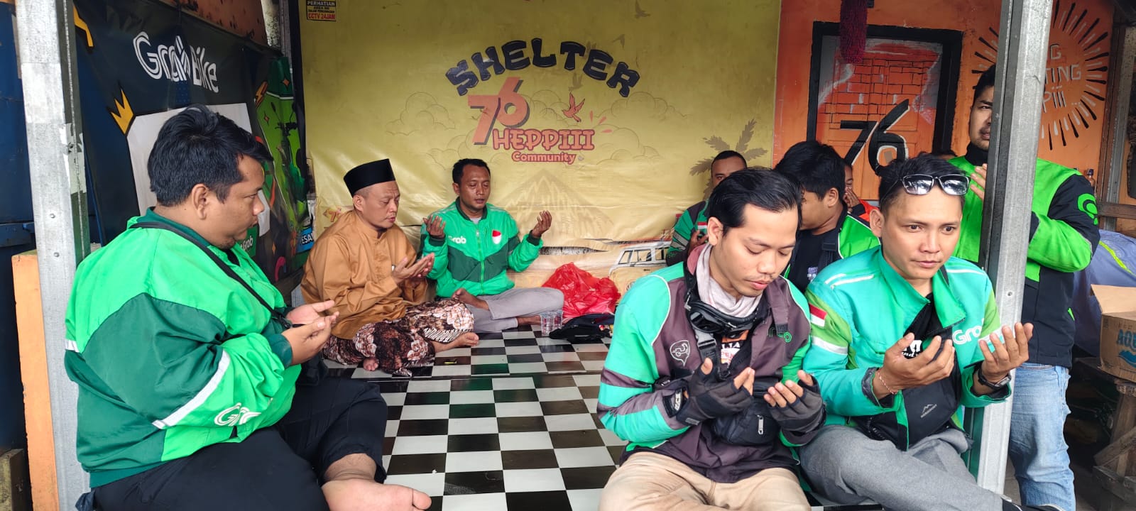 DOA BERSAMA &ndash; Belasan anggota ojek online di Kabupaten Grobogan doa bersama untuk temanya Ahmad Fauzi meninggal dunia terlindas kendaraan rantis saat demo di Jakarta, Jumat (29/8).