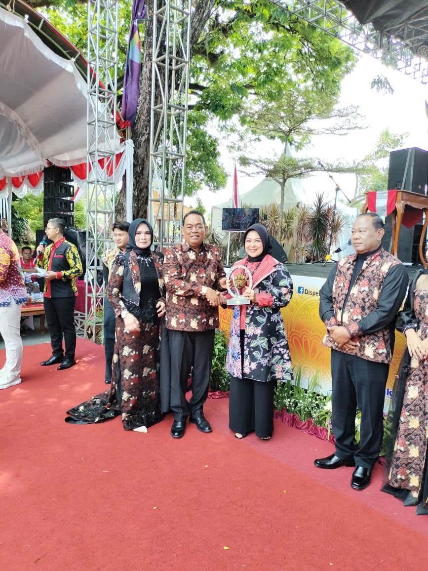 JUARA TIGA - Bupati Grobogan Setyo Hadi menyerahkan juara tiga fashion show Batik Grobogan tahun 2025 kepada Direktur Perumdam Purwa Tira Dharma Grobogan Myra Heltiyani.