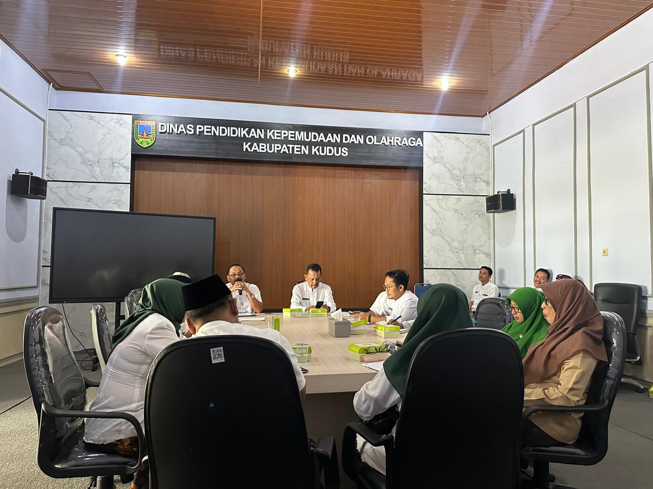 RAPAT BERSAMA: Inspektorat dan Disdikpora Kudus bersama Korwil dan K3S Kecamatan Jati saat menggelar rapat bersama baru-baru ini.
