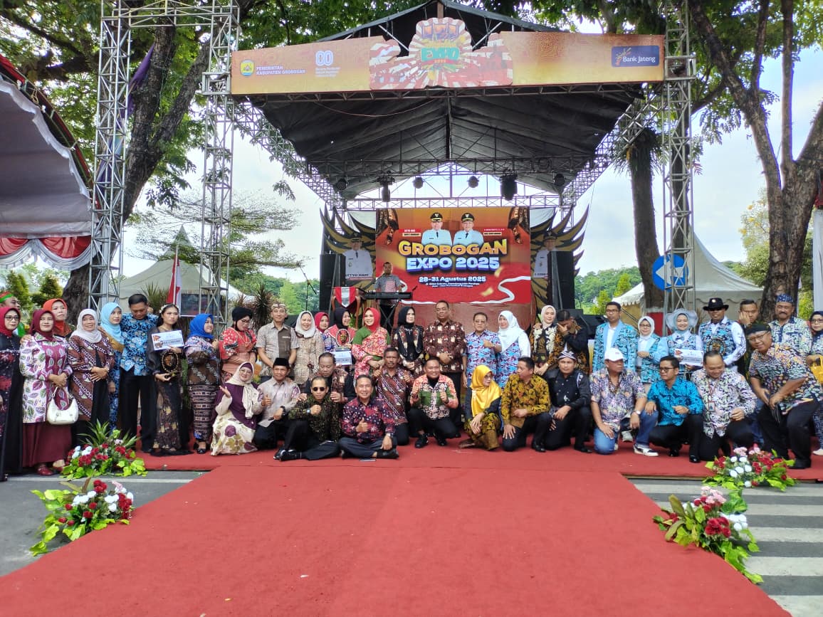 JUARA &ndash; Para juara fashion show batik Grobogan foto bersama Bupati dan Forkopinda Grobogan.