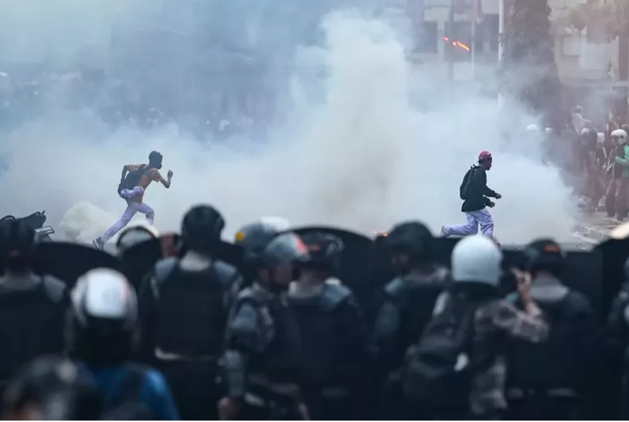 Para buruh batal demo di Istana, mereka fokus aksi di Gedung DPR RI. (Salman Toyibi/Jawa Pos)