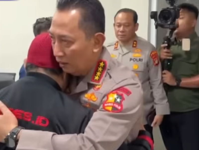 Kapolri memeluk ayah korban deo ojol yang terlindas mobil rantis