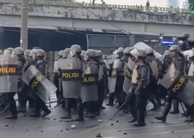 Polisi sedang melakukan pengamanan demo