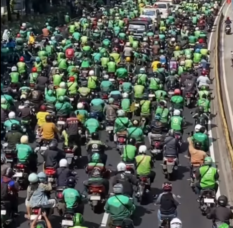 Ribuan ojol mengantar pemakaman Affan Kurniawan, driver ojol yang dilindas rantis brimob saat demo