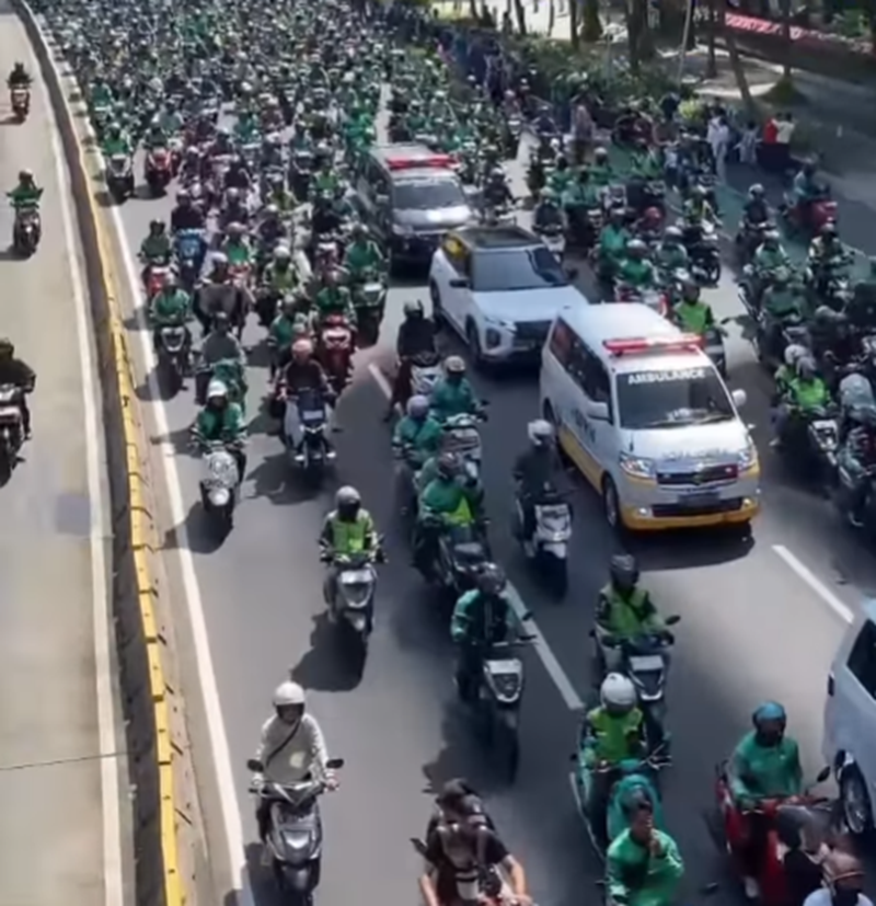Ribuan ojol mengantar pemakaman Affan Kurniawan, driver ojol yang dilindas rantis brimob saat demo