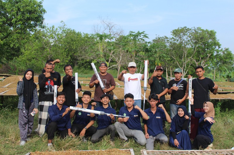 Tim KKN XIX UNISNU Jepara di Sulang, Rembang dengan program mengolah sampah plastik dan limbah batu bara (fly ash) menjadi paving block