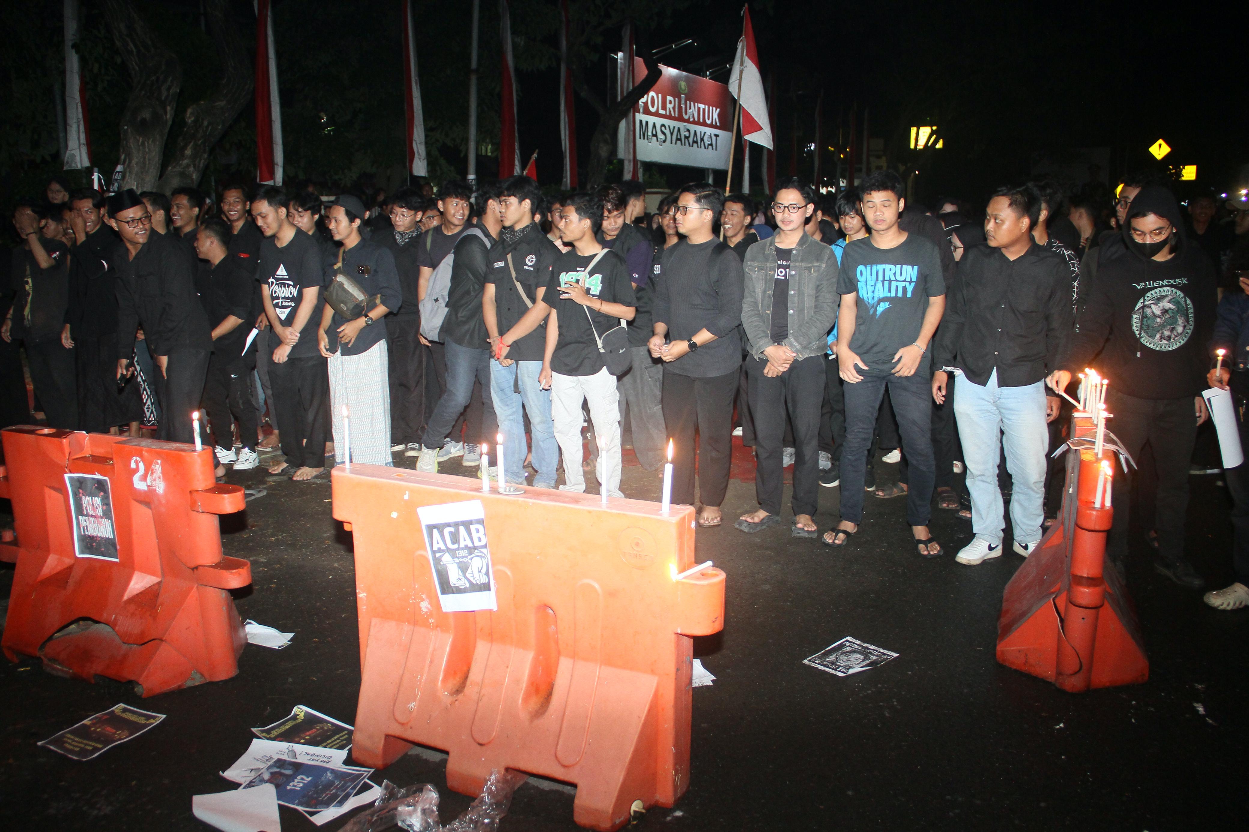 AKSI DAMAI: Mahasiswa di Kudus menggelar aksi 1 Ribu Lilin dan Salat Gaib di depan Mapolres Kudus.
