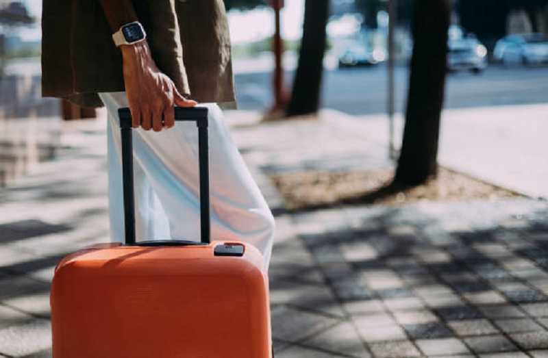 Ilustrasi sedang berlibur dengan membawa tas koper