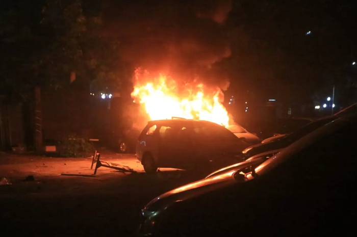 Massa pendemo membakar mobil di belakang kantor Gubernur Jateng.