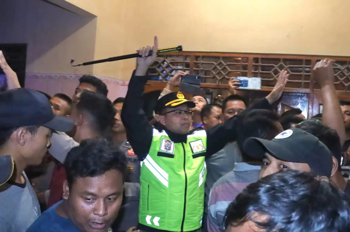 DIGERUDUK WARGA: Kapolres Pekalongan AKBP Rachmad C Yusuf saat mencoba menenangkan warga yang menggeruduk rumah terduga pelaku, Kamis (28/8) malam.&nbsp;