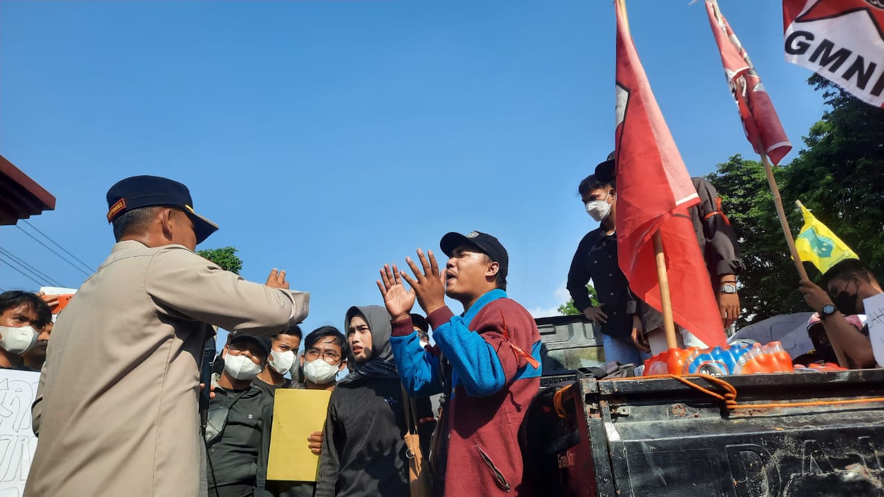 AKSI DAMAI: Puluhan Aliansi Masyarakat saat melakukan orasi di depan Mapolres Grobogan pada Minggu (31/8).