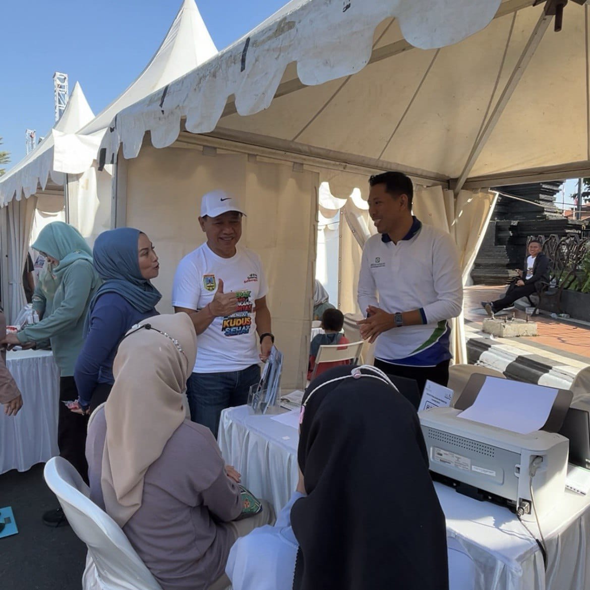 BPJS Kesehatan Cabang Kudus membuka layanan langsung kepada masyarakat saat CFD di Alun-alun Kudus