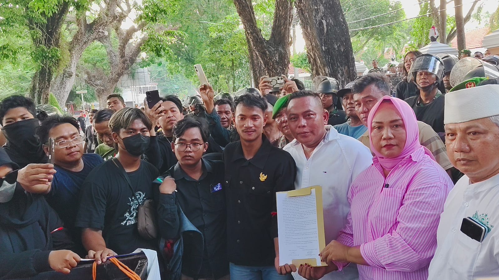 JANJI TINDAK LANJUTI &ndash; Ketua DPRD Grobogan Lusia Indah Artani bersama Wakil Ketua Setiawan Djoko Purwanto dan anggota HM MIsbach menerima tuntutan dari mahasiswa Grobogan