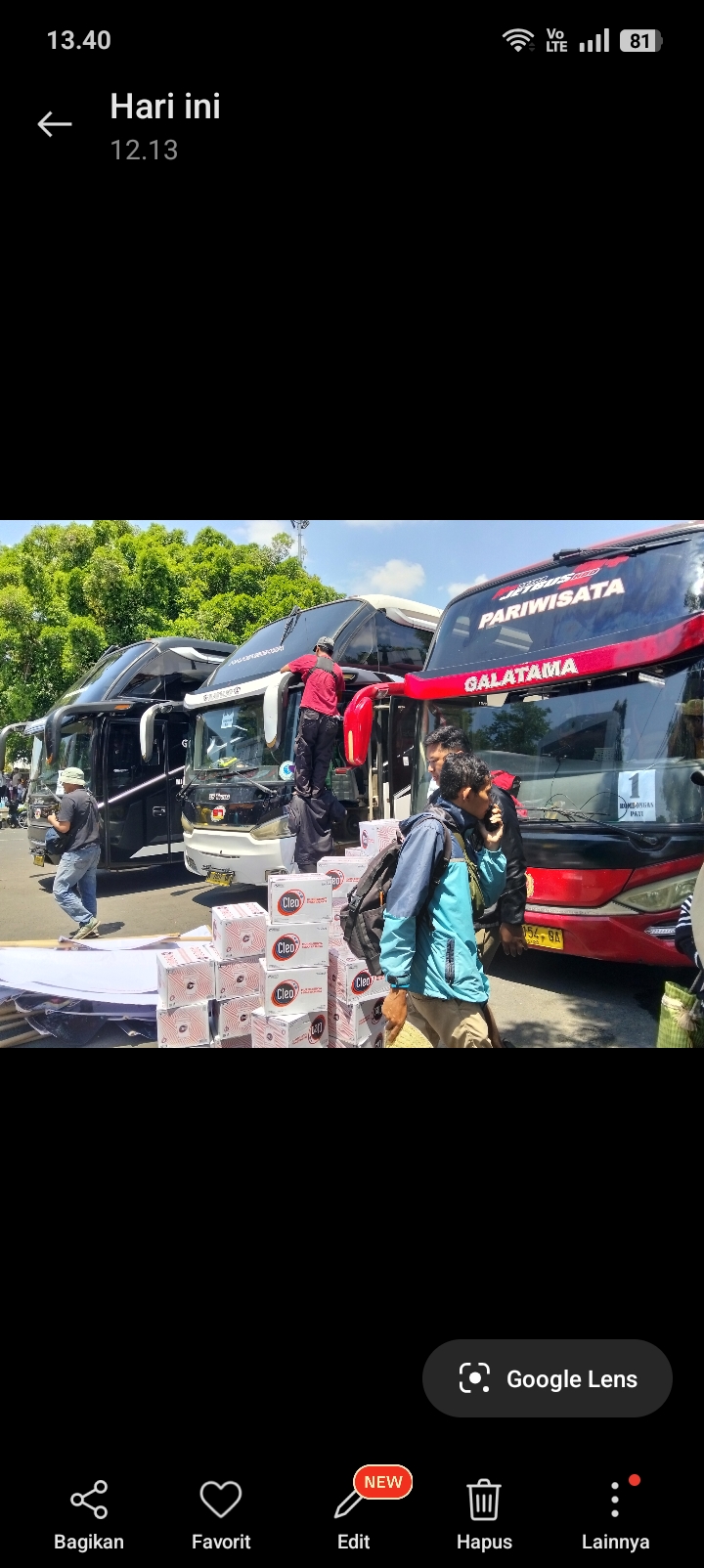 PARKIR: Bus pemberangkatan warga ke KPK standby di Alun-alun Pati pada Minggu (31/8).