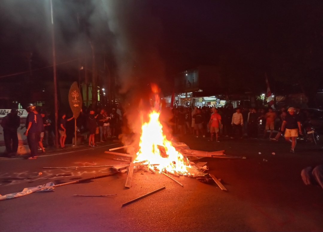 PANAS: Aksi unjuk rasa mulai meletus di Jembatan Kanal Jepara pada Sabtu (30/8) malam.