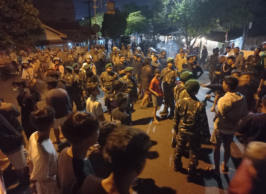MENCEKAM: Kondisi di Jembatan Kali Kanal Jepara yang dipadati massa.