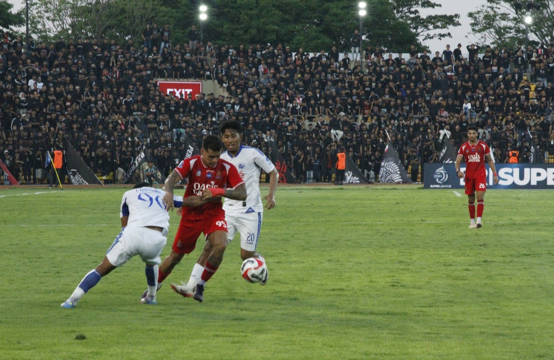SENGIT: Charlos Franca terobos bengeng pertahanan Arema FC dalam laga kandang pada Sabtu (30/8) sore.
