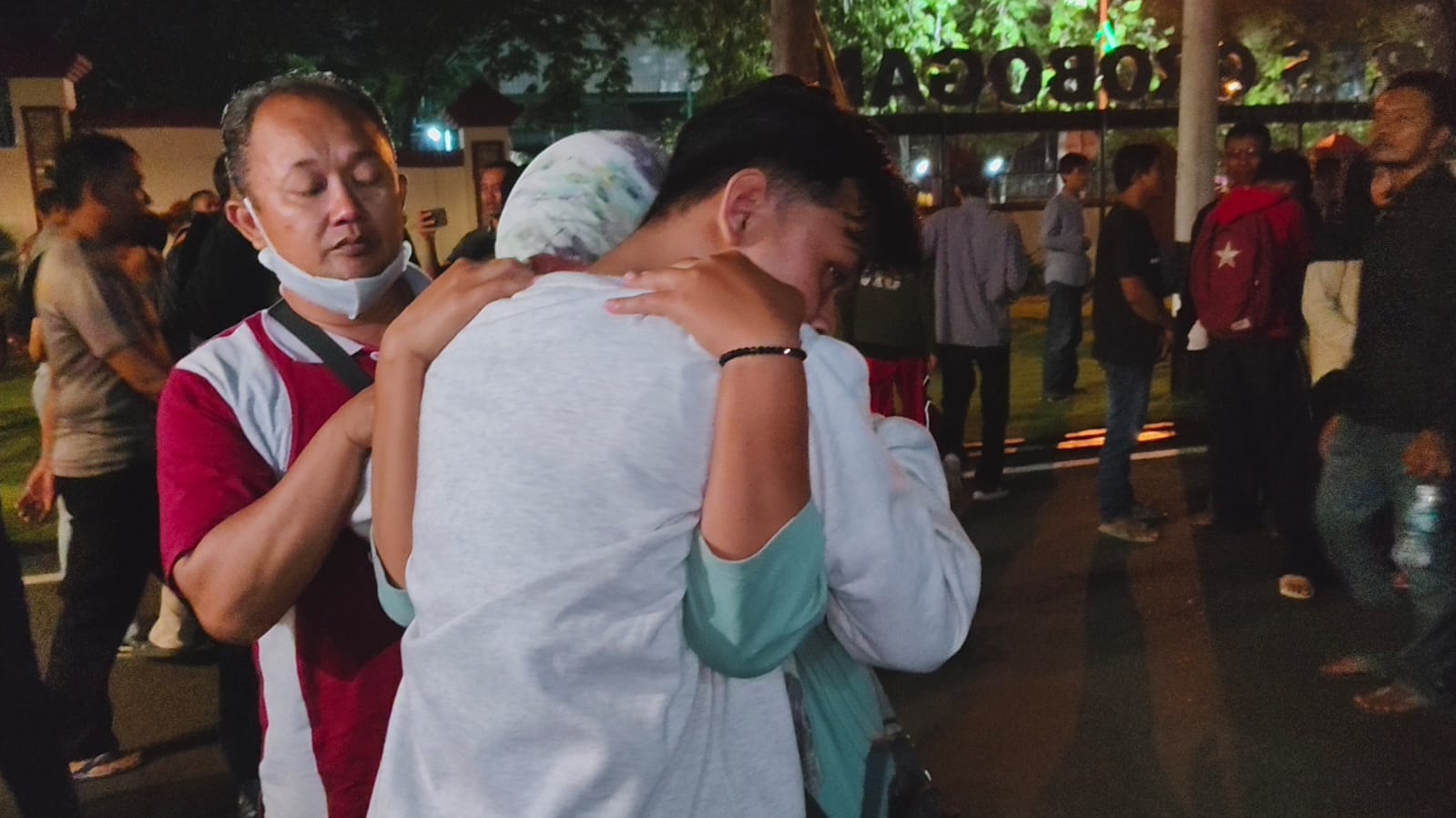 TANGIS HARU &ndash; Orang tua siswa memeluk anaknya dengan hangat menangis karena dibebaskan karena terlibat demontrasi anarkis, Minggu malam (31/8).