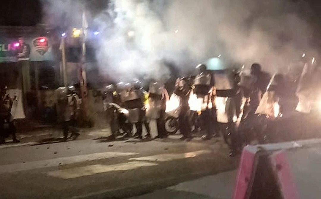 BERONDONG: Polisi menghujani demonstran di Jalan Dr. Wahidin.