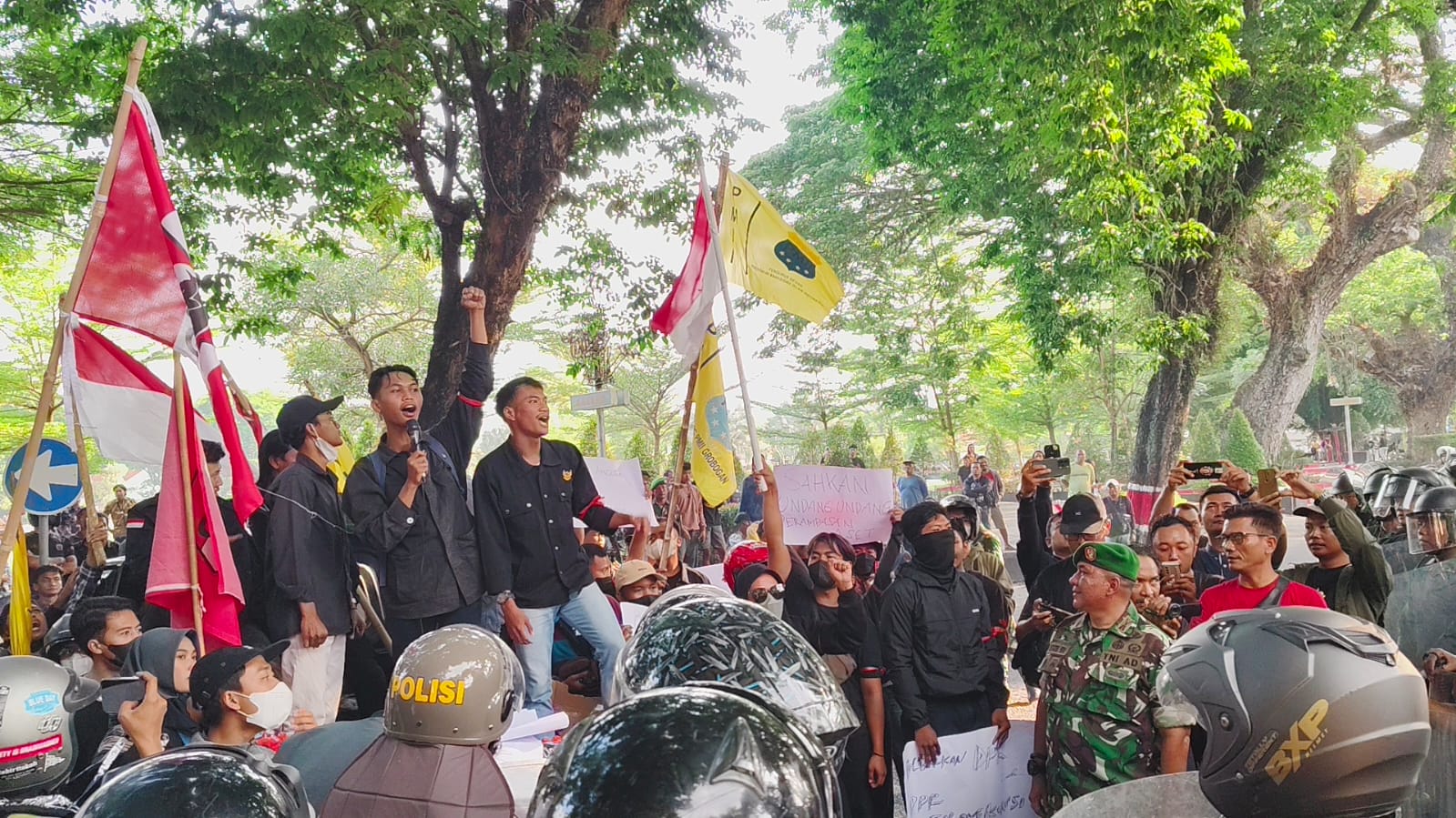 ORASI &ndash; Alianasi Mahasiswa Grobogan melakukan orasi menuntut sejumlah tuntutan di depan kantor DPRD Grobogan yang ditemui Ketua DPRD Grobogan Lusia Indah Artani dan anggota lainya.