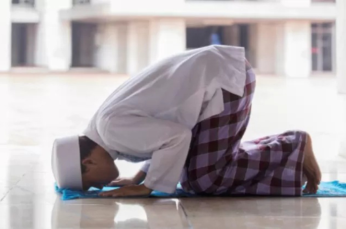 Ilustrasi orang sedang menunaikan sholat