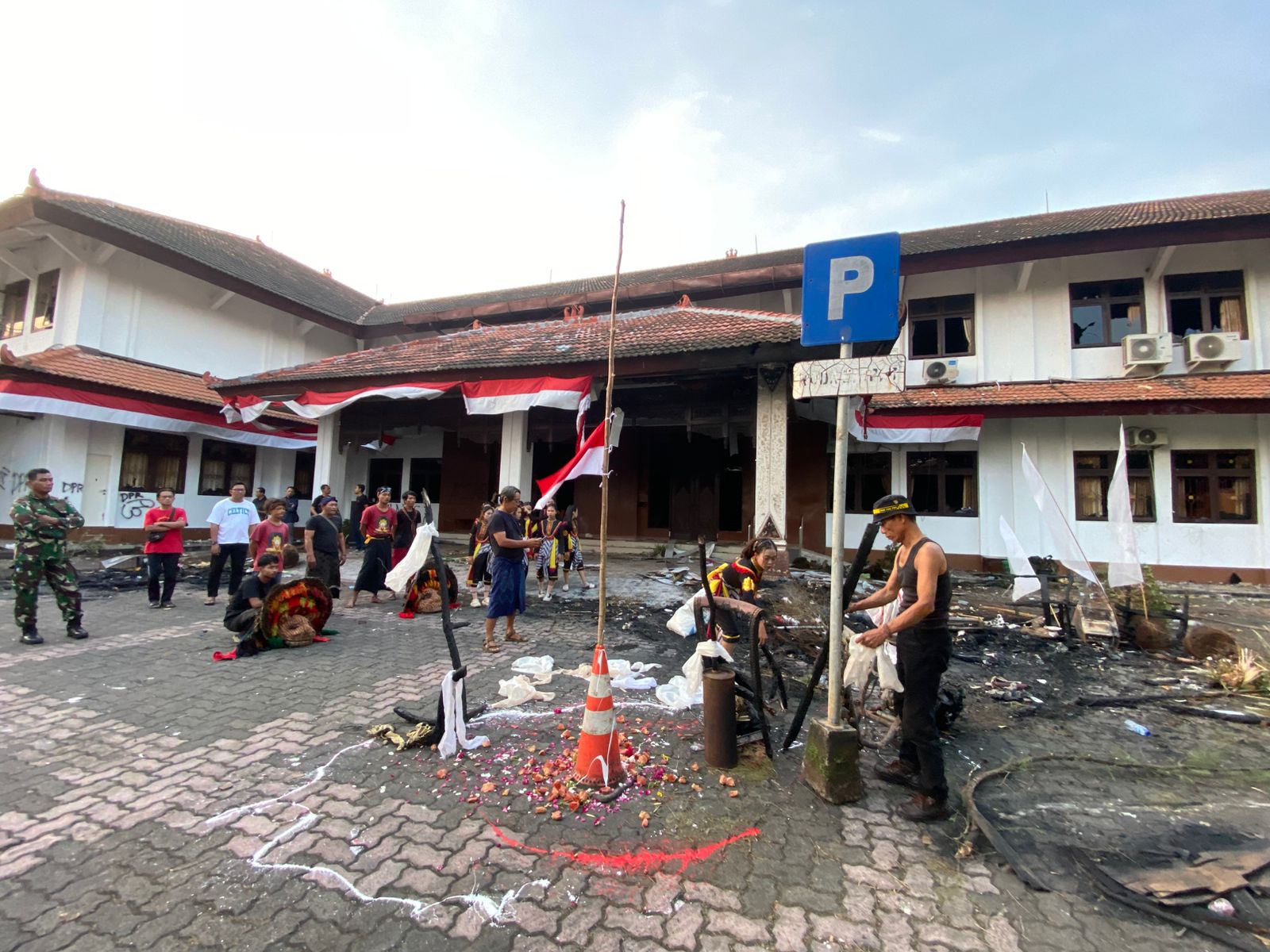 PENUH PENGHAYATAN: Peserta art action tengah menampil teatrikal di depan Gedung DPRD Kabupaten Jepara Minggu (31/8) menjelang petang.