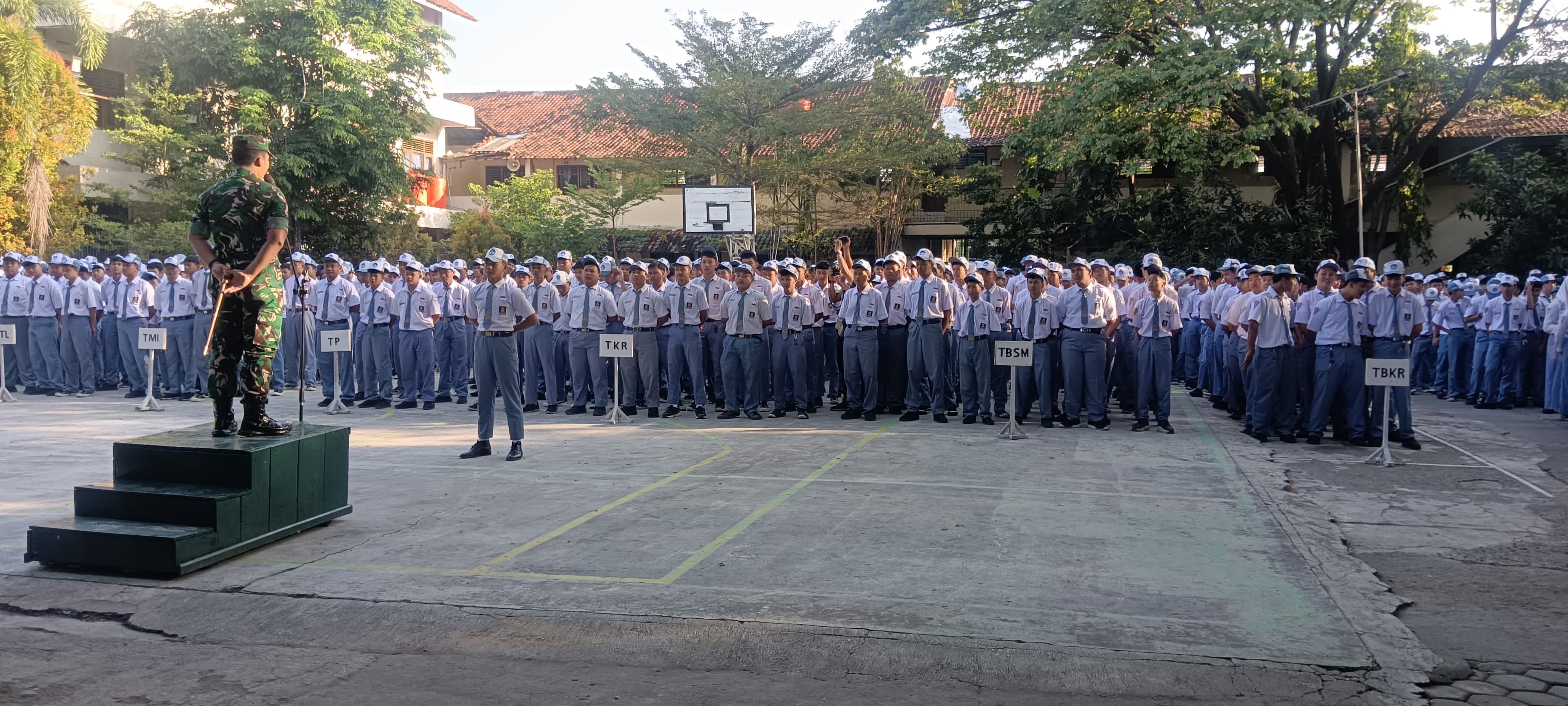 APEL: Dandim 0717/Grobogan saat pimpin apel di SMK Pemnas.