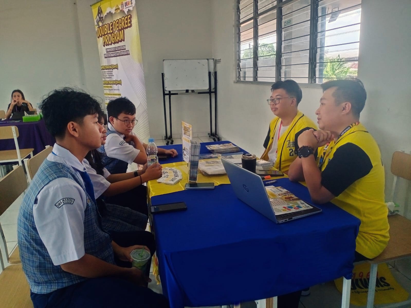 TANYA JAWAB: Sejumlah siswa SMA Masehi Kudus menggali informasi terkait studi lanjut di acara Smashku Edufair, belum lama ini. (ANDIKA TRISNA SAPUTRA/RADAR KUDUS)